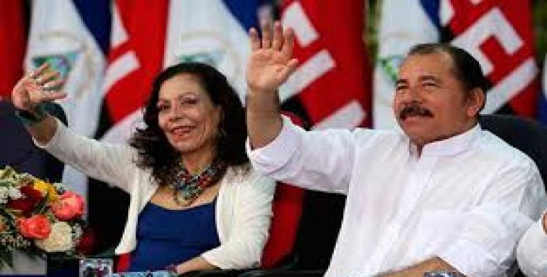 Presidente de Nicaragua Daniel Ortega junto a la vicepresidente Rosario Murillo