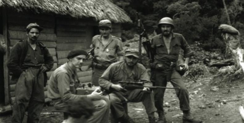 Fidel Castro, en el centro y fusil en mano. Foto tomada de Internet