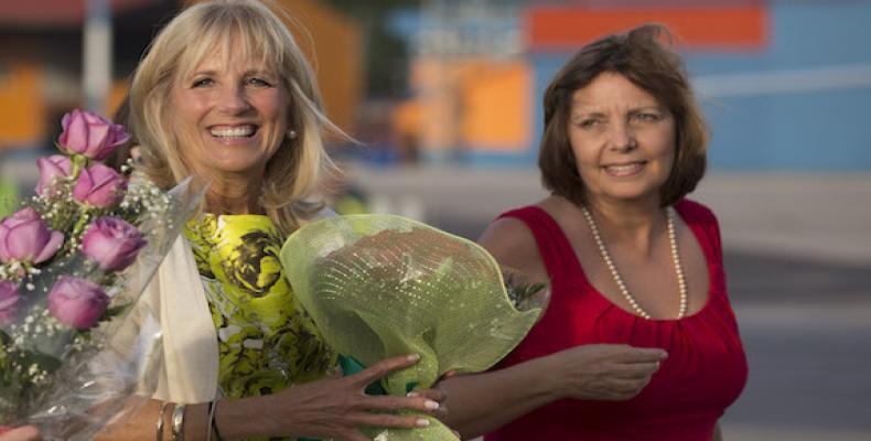 Jill Biden y Josefina Vidal en aeropuerto habanero