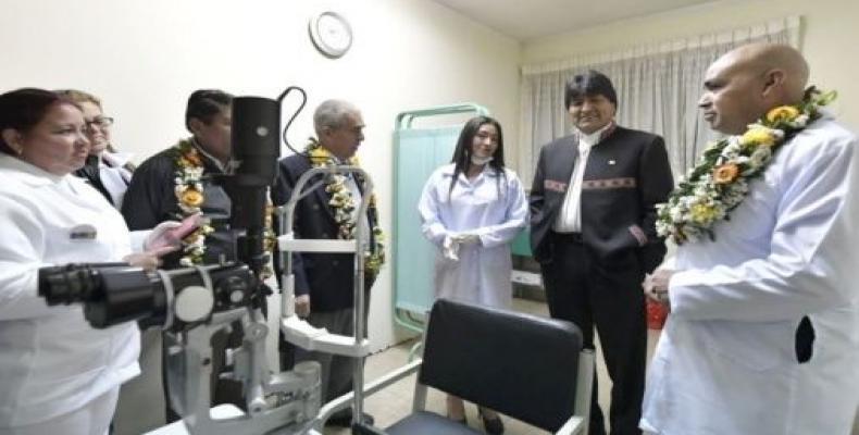 Evo Morales compartiendo con oftalmólogos cubanos y bolivianos