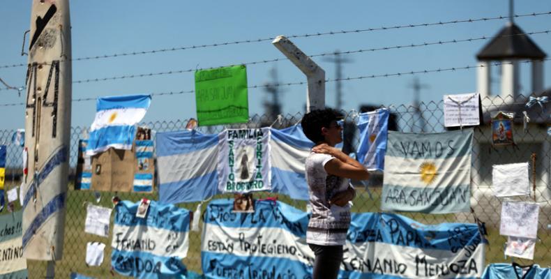 Familiares del Ara San Juan en puerto argentino, a la espera de información durante días críticos de supervivencia para los tripulantes. Foto/Reuters