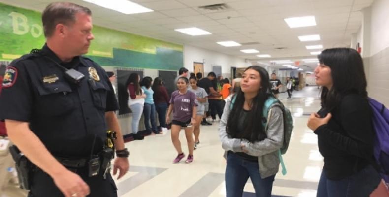 En todas las escuelas públicas de Miami Beach habrá un agente armado. Foto tomada de Cubasí