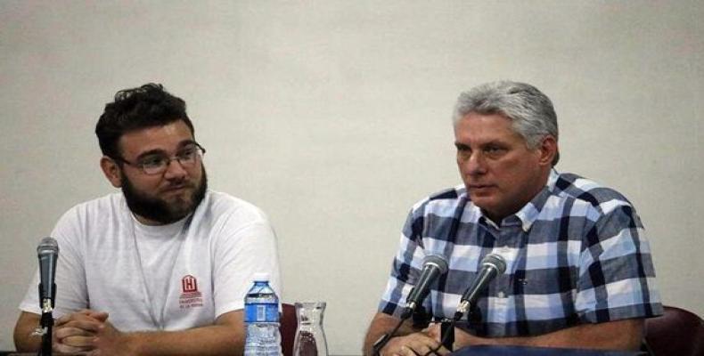 Miguel Díaz-Canel junto al presidnete de la FEU de La Universidad de La Habana, Vicente Luis Diaz Melian. Foto: Gustavo Cobreiro/ Facebook.