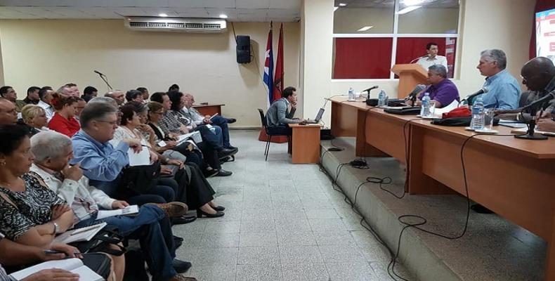 En la reunión final de la visita, Díaz-Canel analiza la situación en el territorio y orienta acciones para eliminar los problemas. Foto: Angélica Paredes