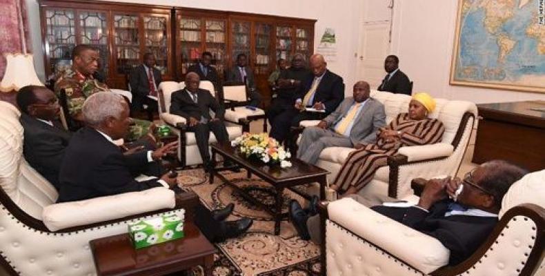 Reunión de Mugabe (d) con el jefe del ejército