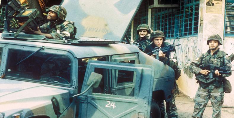 Tropas estadounidenses fuera de la Cancillería en la invasión de Panamá, 22 de diciembre de 1989. Roberto Armocida / Reuters.