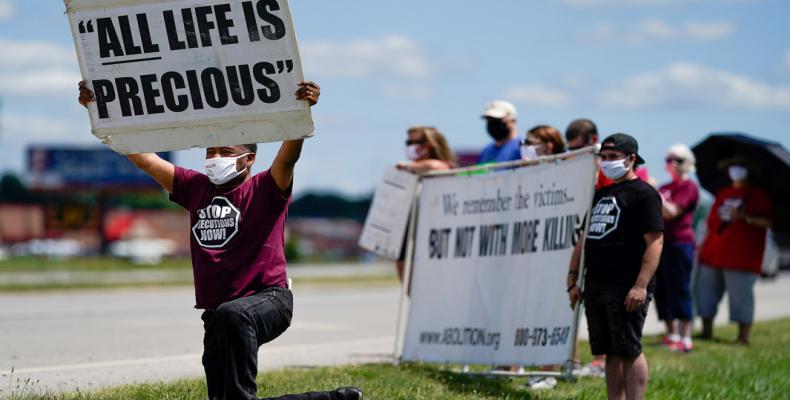 Manifestantes muestran su oposición a la pena de muerte y la ejecución de Daniel Lewis Lee, en Terre Haute, Indiana, EE.UU., el 13 de julio de 2020Bryan Woolsto