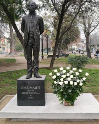 Estatua de José Martí esculpida en bronce por el artista cubano de la plástica José Villa Soberón. Foto tomada del periódico Granma