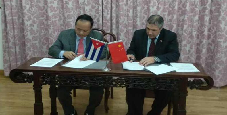 El acuerdo concibe la creación de firmas mixtas tanto en Cuba como en China para fabricar un grupo importante de medicamentos cubanos novedosos. Foto: PL