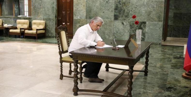 Díaz-Canel firma libro de condolencias.  Foto: Diario Granma