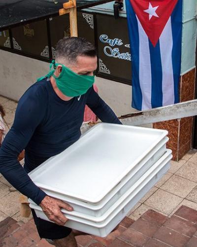 Leonel Pachy no solo donó dinero en efectivo, sino que él mismo se ocupa de repartir las comidas. Foto: Abel Padrón Padilla.Cubadebate