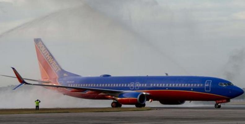 La nave fue recibida en la pista de la terminal dos del Aeropuerto Internacional José Martí (AIJM).  Foto: Marcelino Vázquez Hernández/ACN