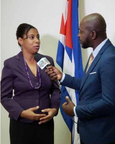 La embajadora cubana en Bahamas, Ismara Vargas, destacó a la prensa el sentir de su pueblo por la tragedia. Fotos: PL