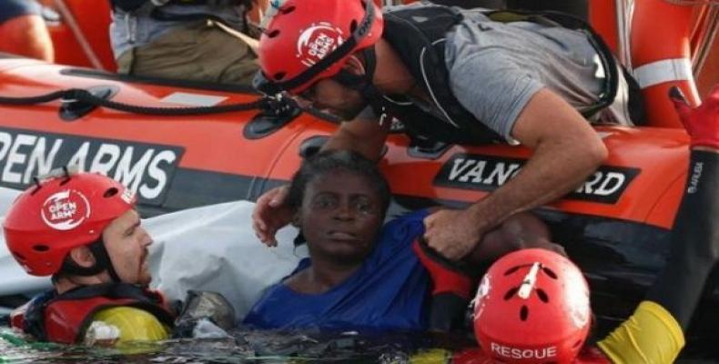 Open Arms staff rescuing African migrants at the Mediterranean sea.  (Photo: Twitter / @LosTiemposBo)