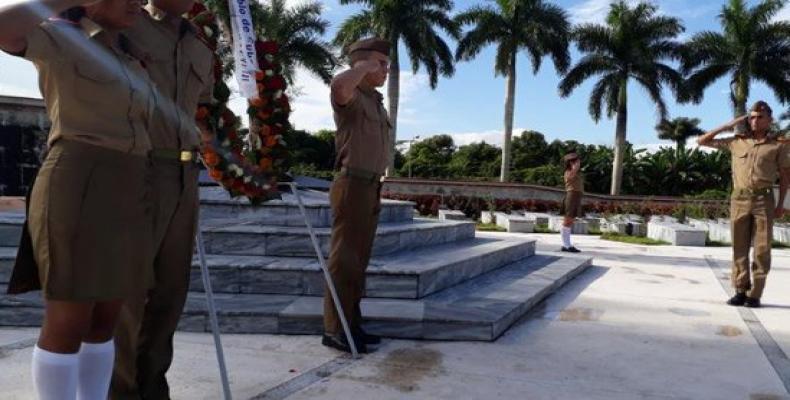 Jóvenes estudiantes rinden homenaje a Camilo Cienfuegos en Yaguajay.