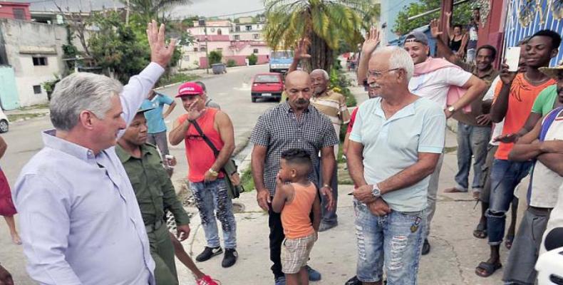 Díaz-Canel durante un intercambio con pobladores de La Habana. Foto: Archivo