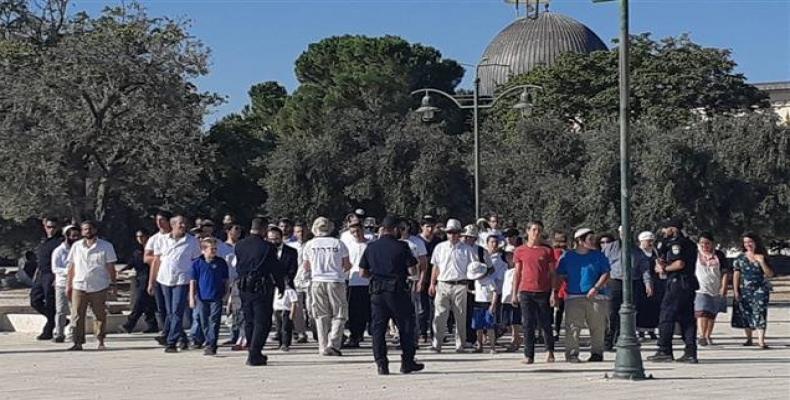 Israeli settlers and military forces are seen at the al-Aqsa Mosque compound in East Jerusalem on September 27, 2018.  Photo: Safa news agency