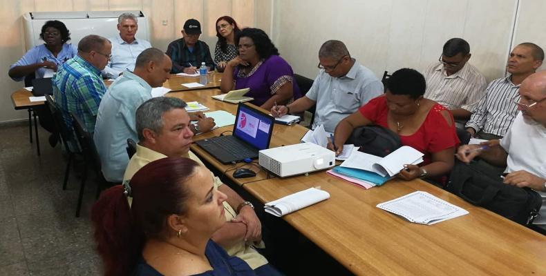 El presidente cubano visita la Empresa Cárnica del municipio de Nueva Paz. Fotos: @aparedesrebelde