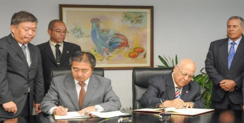 Sentados,  Masaru Watanabe (I) y Ricardo Cabrisas (D). Foto: Jose M. Correa