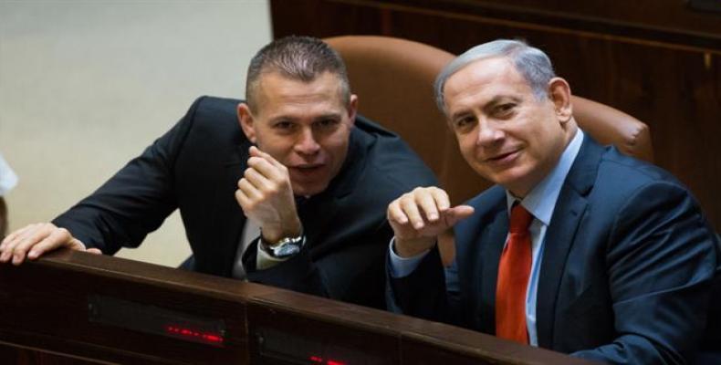 File photo shows Israeli Public Security Minister Gilad Erdan (L) next to Israeli Prime Minister Benjamin Netanyahu in the Israeli Knesset in Jerusalem.   Photo