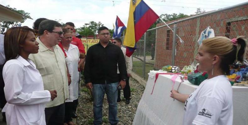 Canciller Bruno Rodríguez visita a médicos cubanos en Venezuela