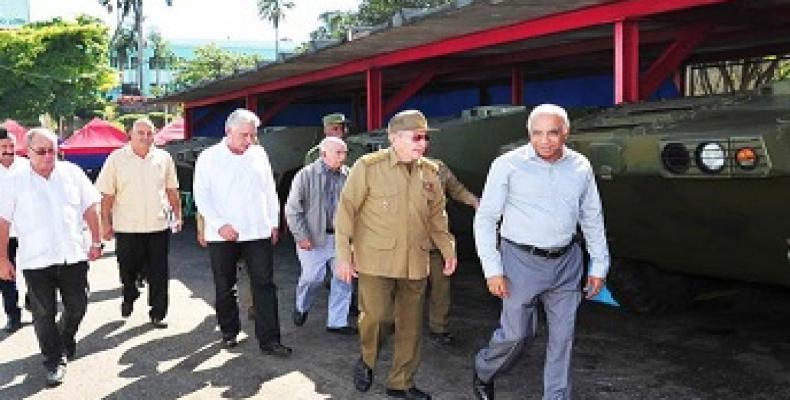 Raúl dum vizito al la milita industria entrepreno en Santiago de Kubo