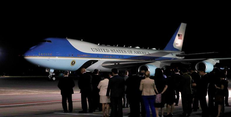 El Air Force One aterriza en la Base Aérea de Paya Lebar en Singapur, 10 de junio de 2018 / Kim Kyung-Hoon / Reuters