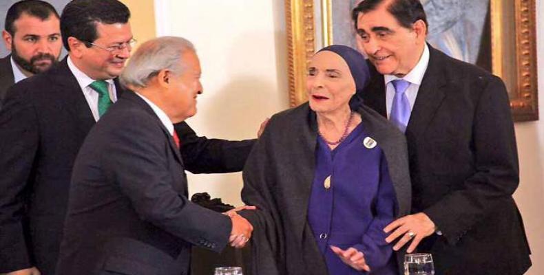 Sánchez Cerén saluda a Alicia Alonso Sánchez Cerén saluda a Alicia Alonso
