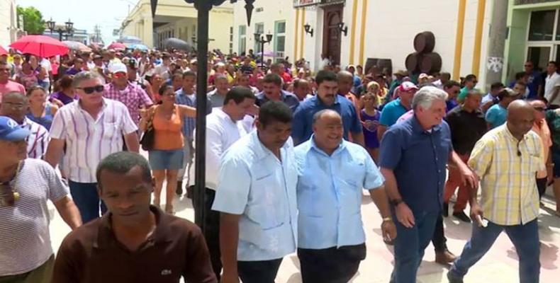 Díaz-Canel transitó por una parte del centro urbano de Manzanillo e intercambió con sus pobladores. Fotos: PL