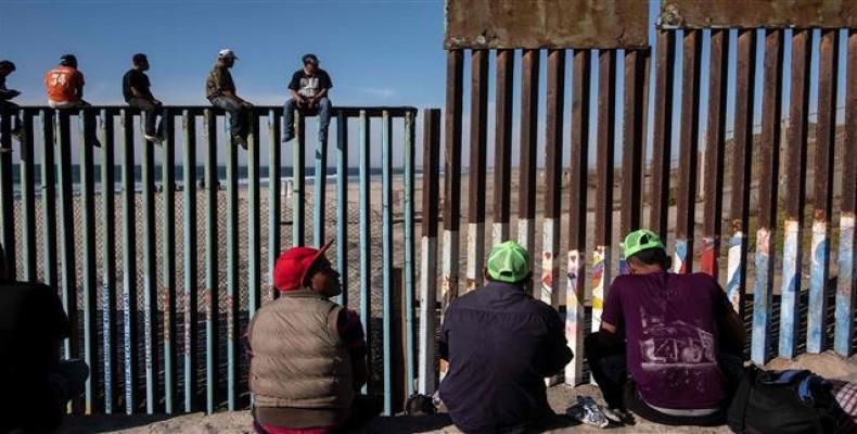 A group of migrants from poor Central American countries are seen near the US border in Tijuana, Mexico, on November 13, 2018.  Photo: AFP