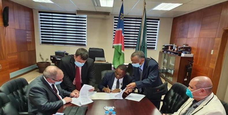 Firma de acuerdo para fortalecer la cooperación en el área de la salud entre Cuba y Namibia. Foto: Cubaminrex.