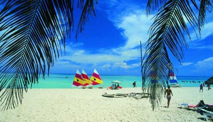 Las hermosas playas de Jamaica atraen a los turistas, todo el año. Imagen de archivo