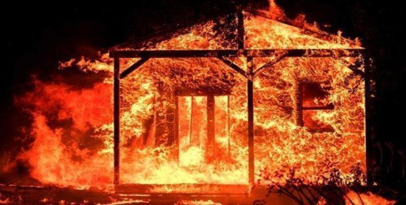 Una casa arde en la región vinícola de Napa (Josh Edelson / AFP)