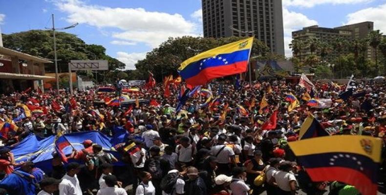 Venezolanos en las calles para resguardar soberanía