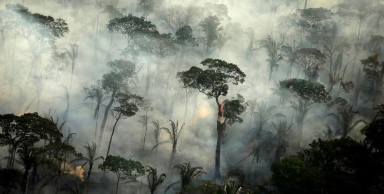 FILE PHOTO: Smoke billows from a fire in an area of the Amazon rainforest near Porto Velho, Rondonia State, Brazil, September 10, 2019. REUTERS/Bruno Kelly