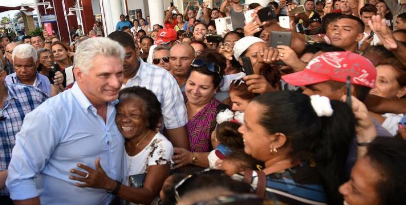 Miguel Díaz Canel durante un recorrido por la provinicia cubana de Artemisa. Foto/Archivo
