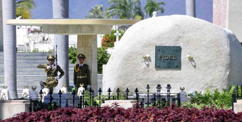 La granita roko kie ripozas la cindroj de Fidel en Santiago de Kubo