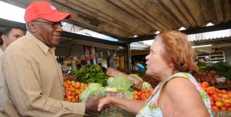 Valdés Mesa intercambió con clientes de agromercados habaneros. Foto: Endrys Correa Vaillant/ periódico Granma