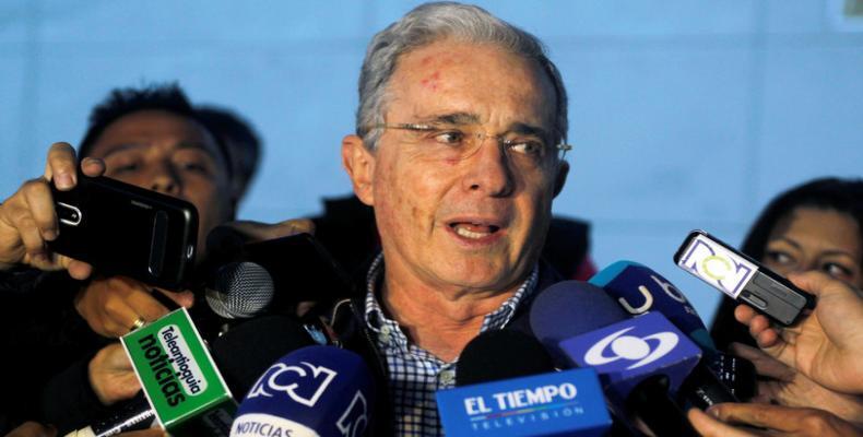 El ex presidente y senador colombiano Alvaro Uribe atendiendo a los medios. Fredy Builes / Reuters
