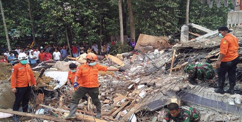 Decenas de edificios se derrumbaron por el terremoto en Indonesia (Chaideer Mahyuddin / AFP)