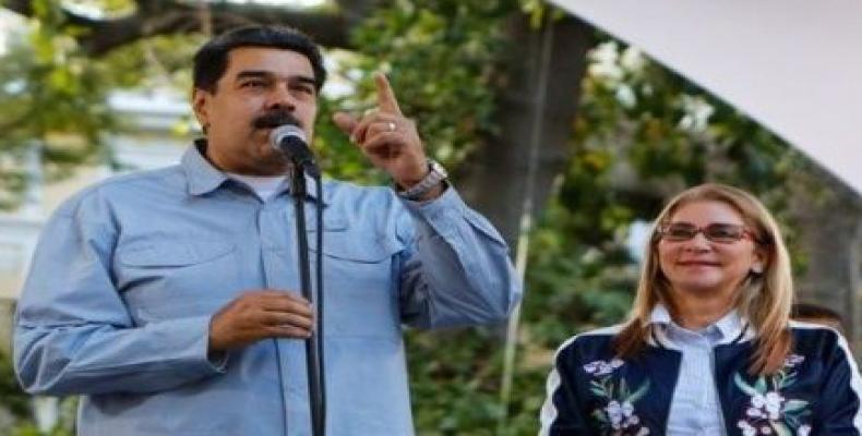 Nicolas Maduro calls on people to sign the petition to demand the respect of Venezuelan sovereignty.  Photo: @PresidencialVen