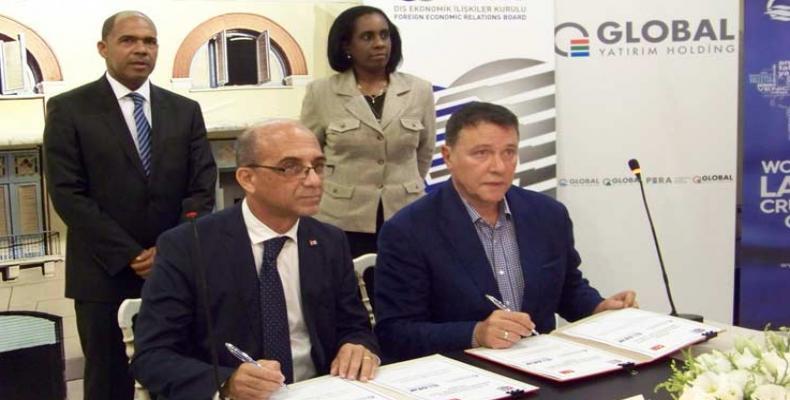 Mehmet Kutman y Omar de Jesús Fernández Jiménez firman acuerdo para crear comité de negocios/Imagen:PL