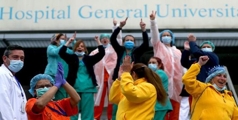 Personal sanitario celebrando durante el brote del coronavirus en un hospital de Madrid el 1 de abril del 2020.Foto:Susana Vera.Reuters.
