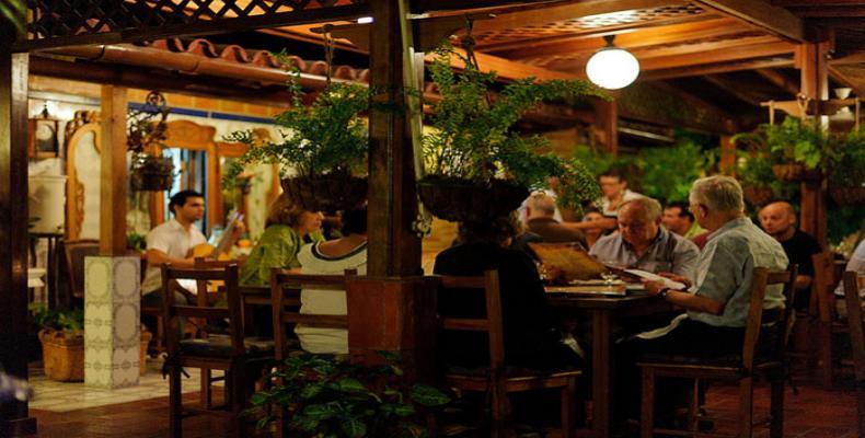 Les petits restaurants privés perdent de la clientèle après la suspension par Washington des voyages à Cuba à bord de bateaux de croisières.