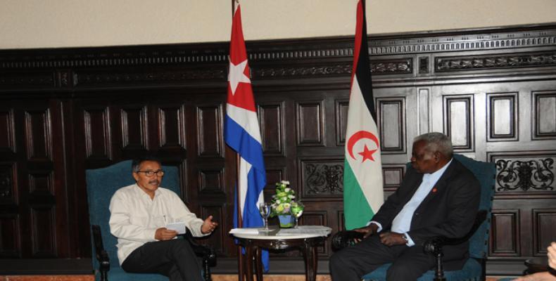Adduh (I) y Lazo (D) dialogan en la sede de la Asamblea Nacional del Poder Popular, en La Habana. Foto tomada de PL