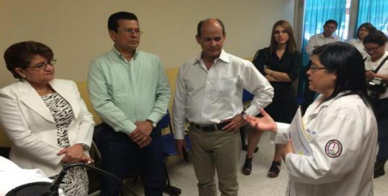 En el Centro Oftalmológico de San Vicente, El Salvador, el vicecanciller cubano Rogelio Sierra,  junto al canciller Hugo Martínez y la ministra de salud Violeta