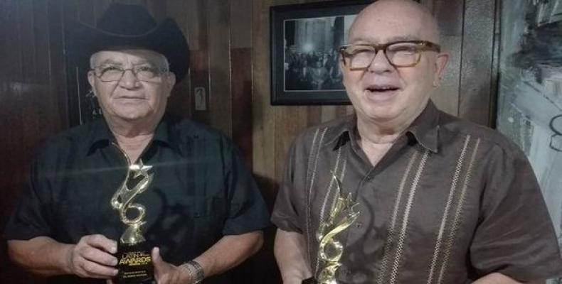 De izquiera a derecha, Eliades Ochoa y Miguel Barnet sostienen sus premios. Foto/ Radio Rebelde