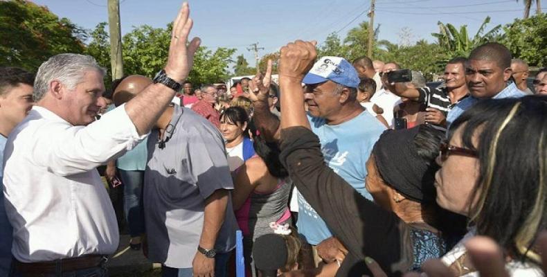 El presidente cubano dialogó con los cenagueros que acudieron a saludarlo. Foto tomada de Radio Rebelde