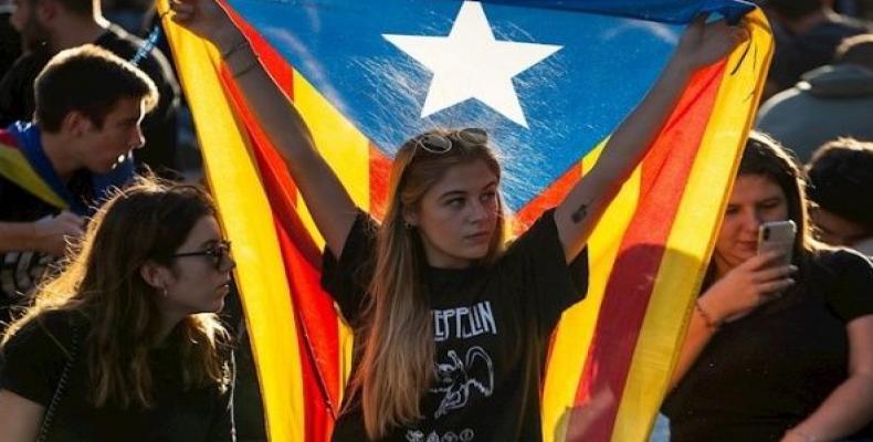 Woman holds a Catalan flag in protests in Barcelona.  (Photo: EFE)