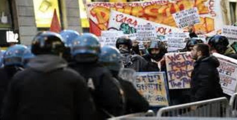 Trabajadores de varias líneas aéreas y otras empresas del sector aeronáutico italiano realizan una huelga